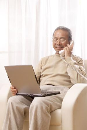 丁寧な梱包をするオルゴール通販